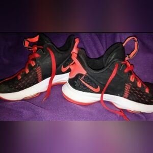 Boy's Nike Lebron James Witness V5 (GS) Low Bred CT4629-005 Basketball Shoes 5Y
